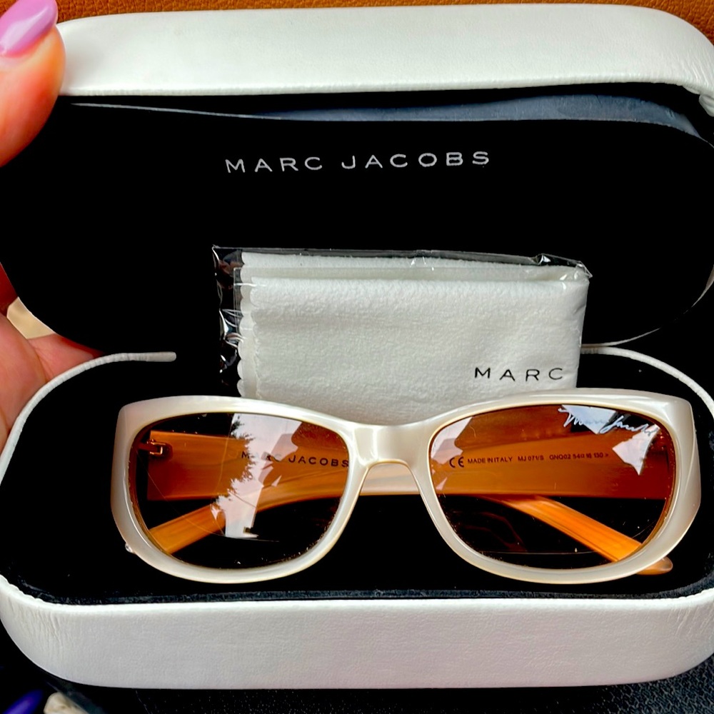 Opalescent polarizes sunglasses